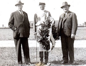 Nach dem Sieg von Viktoria Regina im Stutenprüfungspreis 1935 Wolff mit Trainer Streinberger