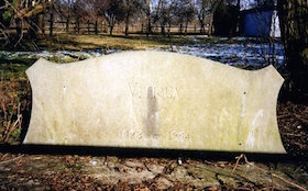 Grabstein auf der Vitruv-Grabstätte im Gestüt Ludwigsfeld